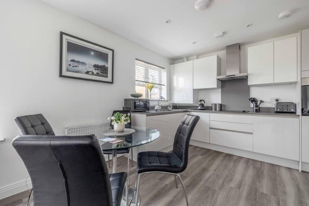Stylish Home @ Virginia Water Lake & Free Parking Englefield Green Esterno foto