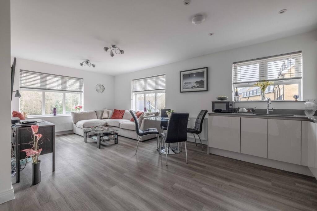 Stylish Home @ Virginia Water Lake & Free Parking Englefield Green Esterno foto