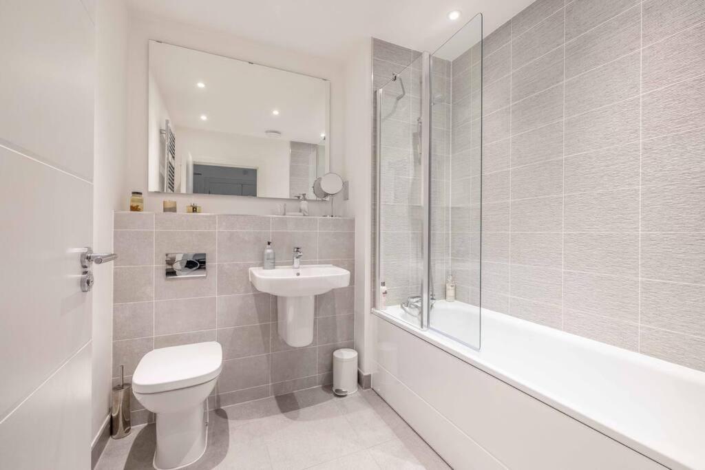Stylish Home @ Virginia Water Lake & Free Parking Englefield Green Esterno foto