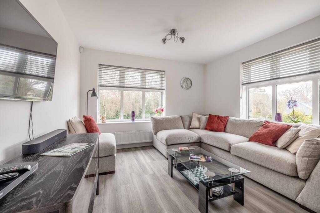 Stylish Home @ Virginia Water Lake & Free Parking Englefield Green Esterno foto