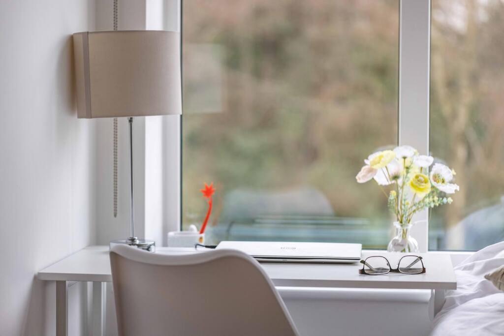 Stylish Home @ Virginia Water Lake & Free Parking Englefield Green Esterno foto