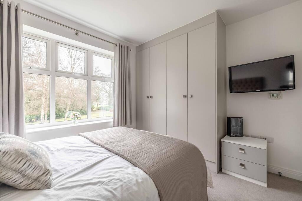 Stylish Home @ Virginia Water Lake & Free Parking Englefield Green Esterno foto