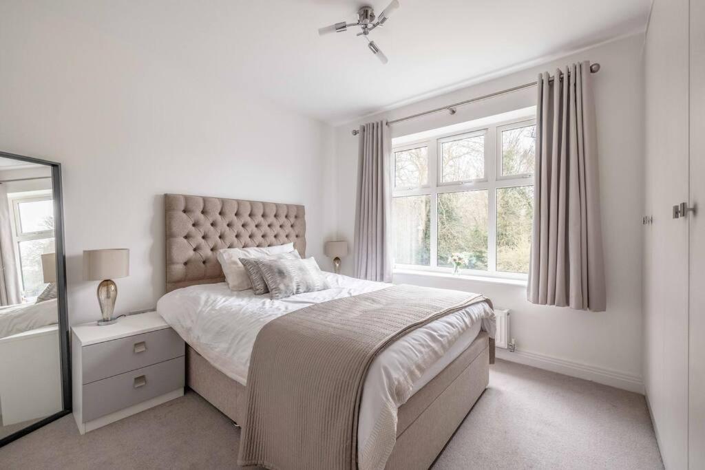 Stylish Home @ Virginia Water Lake & Free Parking Englefield Green Esterno foto